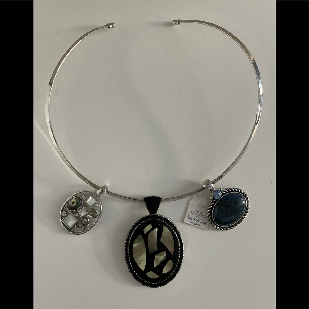 Silver tone collar necklace and assorted slides
